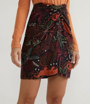  Saia Curta em Viscolinho com Estampa de Folhagem e Torcido na Frente Preto 