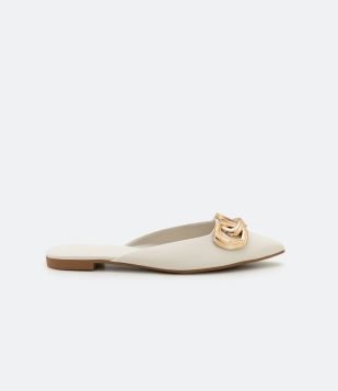 SAPATILHA MULE COM ENFEITE CROMADO E BICO FINO BEGE