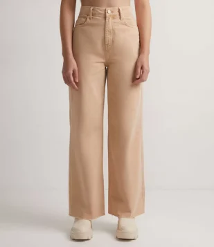CALÇA WIDE LEG EM SARJA COM CINTURA ALTA E BARRA CORTE A FIO BEGE