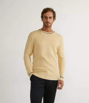 BLUSÃO SUÉTER EM TRICÔ COM GOLA E MANGA COM LISTRAS CONTRASTANTES AMARELO