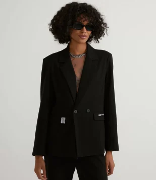 BLAZER ALONGADO COM BOLSOS E ABOTOAMENTO PRETO