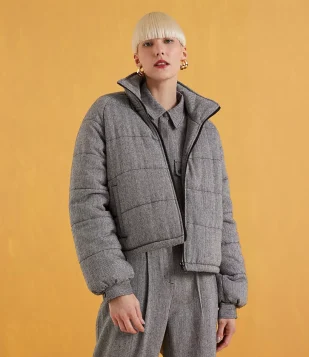 JAQUETA PUFFER COM FECHAMENTO FRONTAL E BOLSOS CINZA