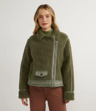 JAQUETA PELUCIADA COM DETALHES DE FAKE SUEDE VERDE
