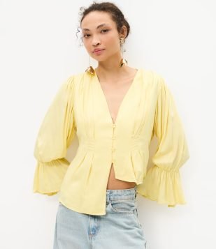 Blusa Acetinada com Decote V e Barra Assimétrica Amarelo