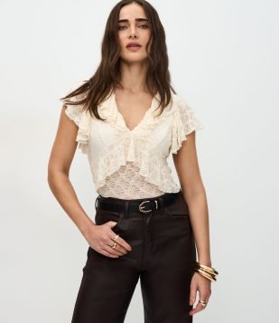 Blusa com Renda Aplicada e Babados Bege
