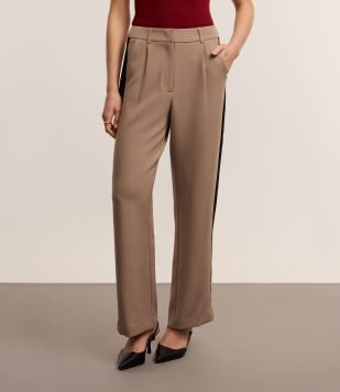 Calça Reta Alfaiatada com Pregas e Contaste Lateral Marrom