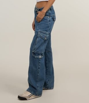 Calça Reta em Jeans com Recorte e Bolso Cargo na Lateral Azul