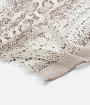Lenço Retangular em Flanela com Estampa Animal Print Cobra Bege