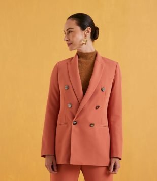 BLAZER FEMININO COM ABOTOAMENTO FRONTAL E BOLSOS EMBUTIDOS MARROM