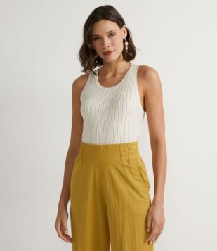 BLUSA REGATA EM TRICÔ CANELADA COM ALÇA LARGA BEGE