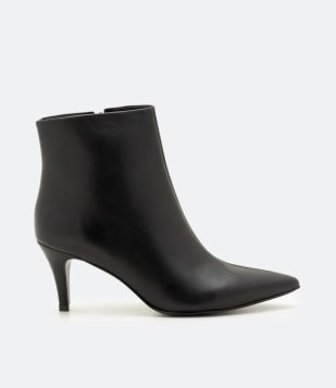  Bota em Couro com Salto e Bico Fino Preto 
