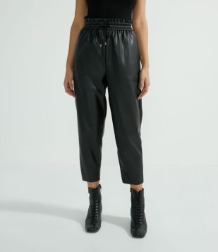 CALÇA CENOURA EM MATERIAL SINTÉTICO COM CÓS ELÁSTICO PRETO