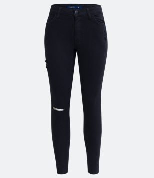 CALÇA SKINNY JEANS COM PUÍDOS E DETALHE NAVALHADO PRETO