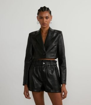 BLAZER CROPPED EM MATERIAL SINTÉTICO COM BOTÃO FORRADO PRETO