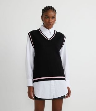  Colete Alongado em Tricô com Gola V e Detalhes Contrastantes Preto 