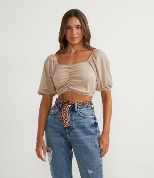  Blusa Cropped com Decote Coração e Puxadinho Frontal Bege 