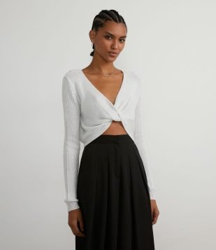  Blusa Cropped em Tricô com Detalhe Torcido e Fio Metalizado Branco 