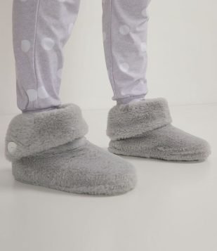 PANTUFA BOTINHA PELUCIADA COM DOBRA E BOTÃO CINZA