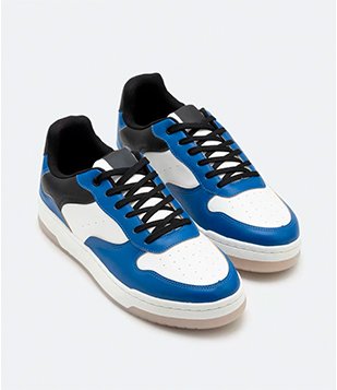 Tênis Street com Recortes Contrastantes e Cadarço Azul