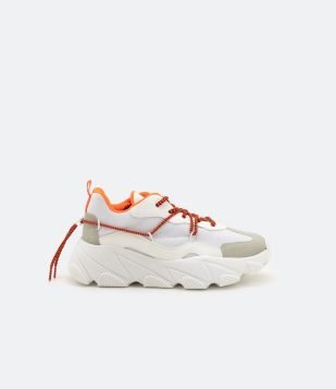 TÊNIS COM RECORTES E SOLA ALTA DIFERENCIADA BRANCO