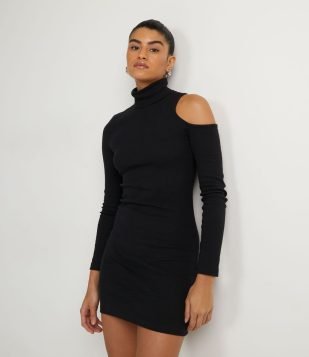 VESTIDO CURTO EM RIBANA COM GOLA ALTA E RECORTE NA MANGA PRETO