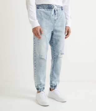 CALÇA JOGGER EM JEANS COM PUÍDOS AZUL