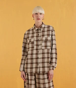 JAQUETA COM BARRA DESFIADA E ESTAMPA XADREZ BEGE