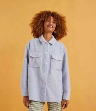 JAQUETA EM SHERPA COM ABOTOAMENTO E BOLSOS FRONTAIS AZUL