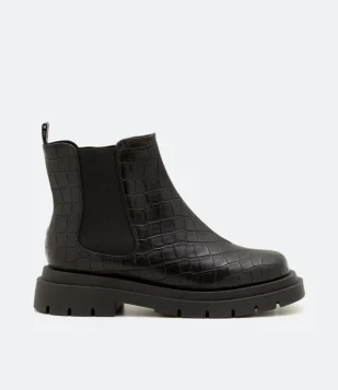 BOTA CANO MÉDIO COM TEXTURA CROCO E SOLA TRATORADA PRETO