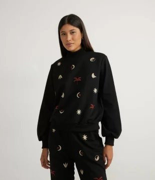 BLUSÃO FECHADO EM MOLETOM GOLA ALTA E ELEMENTOS NATURAIS BORDADOS PRETO