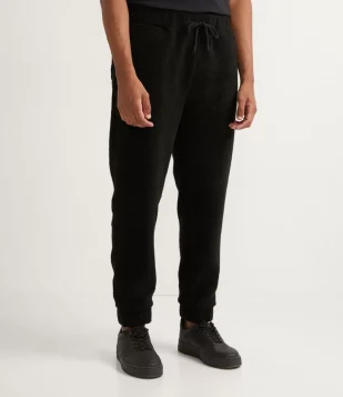CALÇA JOGGER EM SHERPA COM BOLSO ATRÁS PRETO