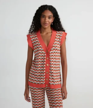 COLETE ALONGADO EM TRICÔ GEOMÉTRICO E ABOTOAMENTO LARANJA