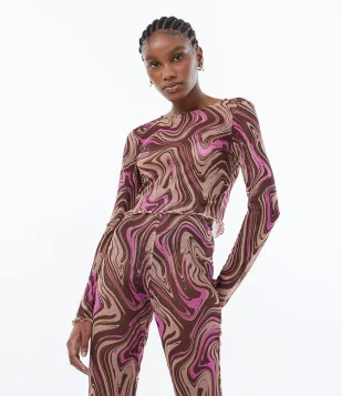 BLUSA CROPPED EM TULE COM ESTAMPA ABSTRATA MARROM