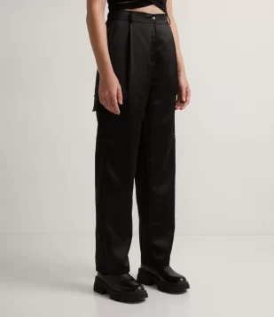 CALÇA WIDE LEG EM CETIM COM CÓS ELÁSTICO E BOLSOS CARGO PRETO