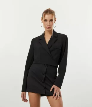 BLAZER CROPPED EM CREPE TRANSPASSADO COM ABOTOAMENTO NA BARRA PRETO