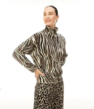 BLUSA EM TRICÔ COM PADRONAGEM ANIMAL PRINT ZEBRA E GOLINHA ALTA PRETO