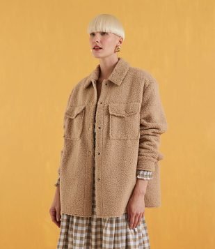 JAQUETA EM SHERPA COM ABOTOAMENTO E BOLSOS FRONTAIS MARROM