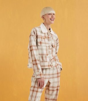 JAQUETA EM SARJA COM BOLSOS E ESTAMPA XADREZ MULTICORES