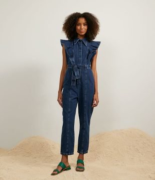 MACACÃO LONGO JEANS COM BABADOS NOS OMBROS E CINTO FAIXA AZUL