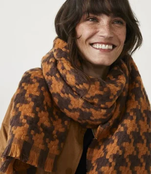 Cachecol com Estampa Pied de poule e Franjas Marrom