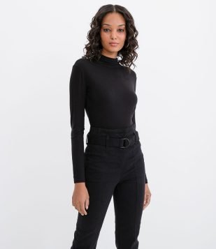BLUSA MANGA LONGA LISA GOLA ALTA BÁSICA PRETO