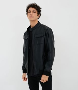 JAQUETA EM MATERIAL SINTÉTICO COM CAPUZ E BOLSOS PRETO