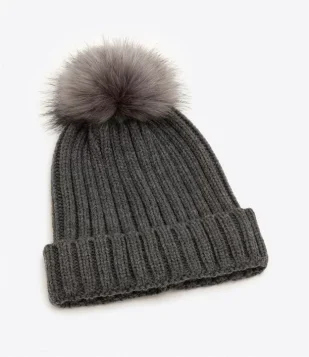Gorro em Tricô Canelado com Pompom e Barra Virada Cinza