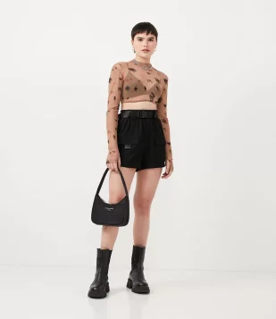 SHORT COM BOLSOS FRONTAIS E CINTO FECHO POR ENGATE PRETO