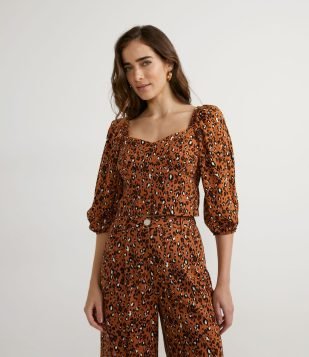 BLUSA CURTA EM LINHO COM ESTAMPA ANIMAL PRINT DE ONÇA MARROM