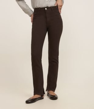 Calça Slim Cintura Média em Jeans com Elastano e Fenda Marrom
