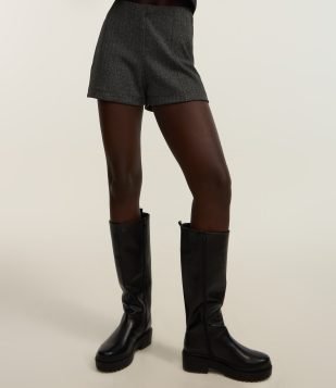 Short Curto em Jacquard Espinha de Peixe com Friso Frontal Cinza