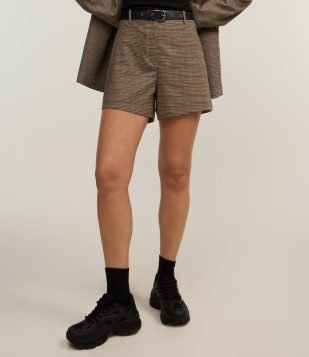 Short em Alfaiataria Xadrez com Bolsinhos Embutidos Marrom
