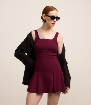 Vestido Curto em Bengaline com Pregas Laterais Bordô
