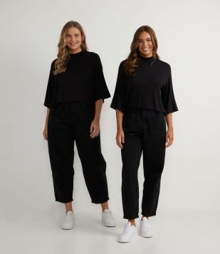 BLUSA CURTA EM MOLETINHO COM GOLINHA ALTA E MANGA 3/4 PRETO